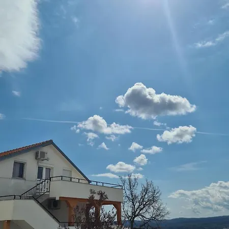 Lujic Apartman *