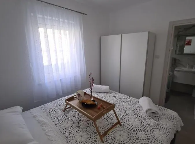 شقة Lujic